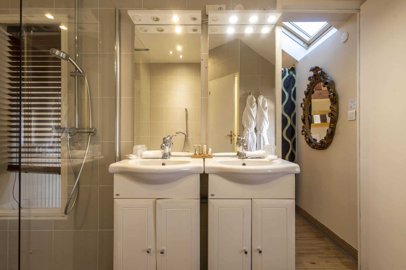 Chambre Amazone : double vasque sous miroirs lumineux, douche vitrée et lucarne