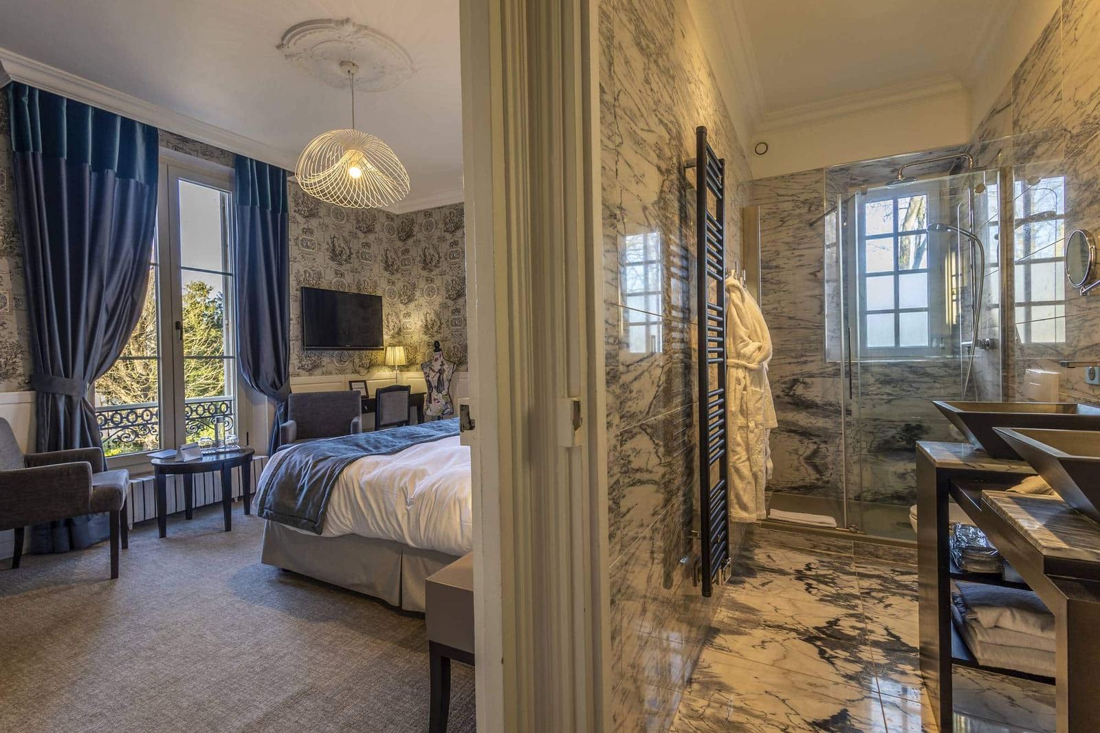 Chambre Bleue : la chambre et sa salle de bains en marbre, douche vitrée et peignoirs