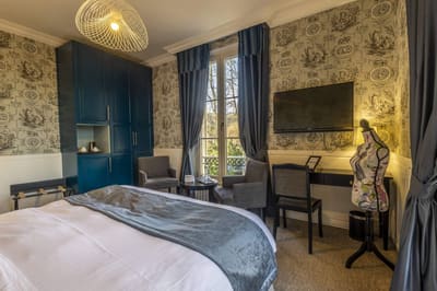 Chambre Bleue : armoire bleu nuit, toile de Jouy, bureau et fauteuils devant la fenêtre