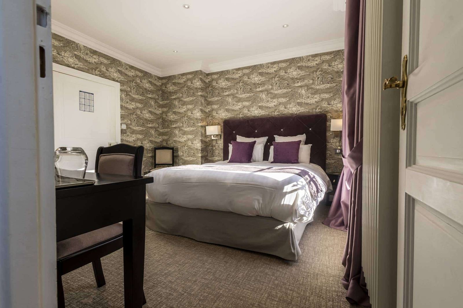 Chambre Coquillage : chambre vue depuis la porte, tête de lit prune, toile de Jouy et bureau