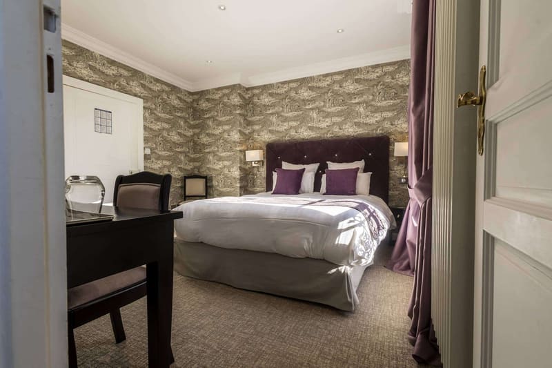 Chambre Coquillage : chambre vue depuis la porte, tête de lit prune, toile de Jouy et bureau