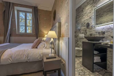 Chambre Romantique : lit près de la fenêtre et salle de bain en marbre à vasque noire