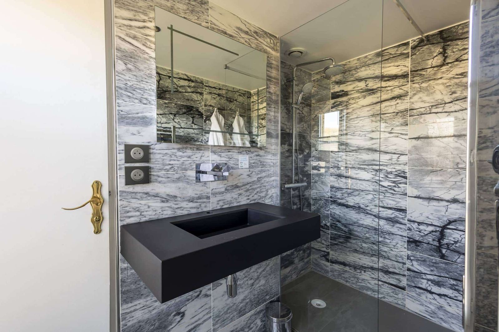Chambre Vue sur Ferme : vasque noire suspendue et douche vitrée à petite fenêtre, marbre gris