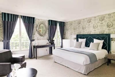 Suite Marquise : lit à tête capitonnée bleu canard, toile de Jouy et fenêtres à balconnet