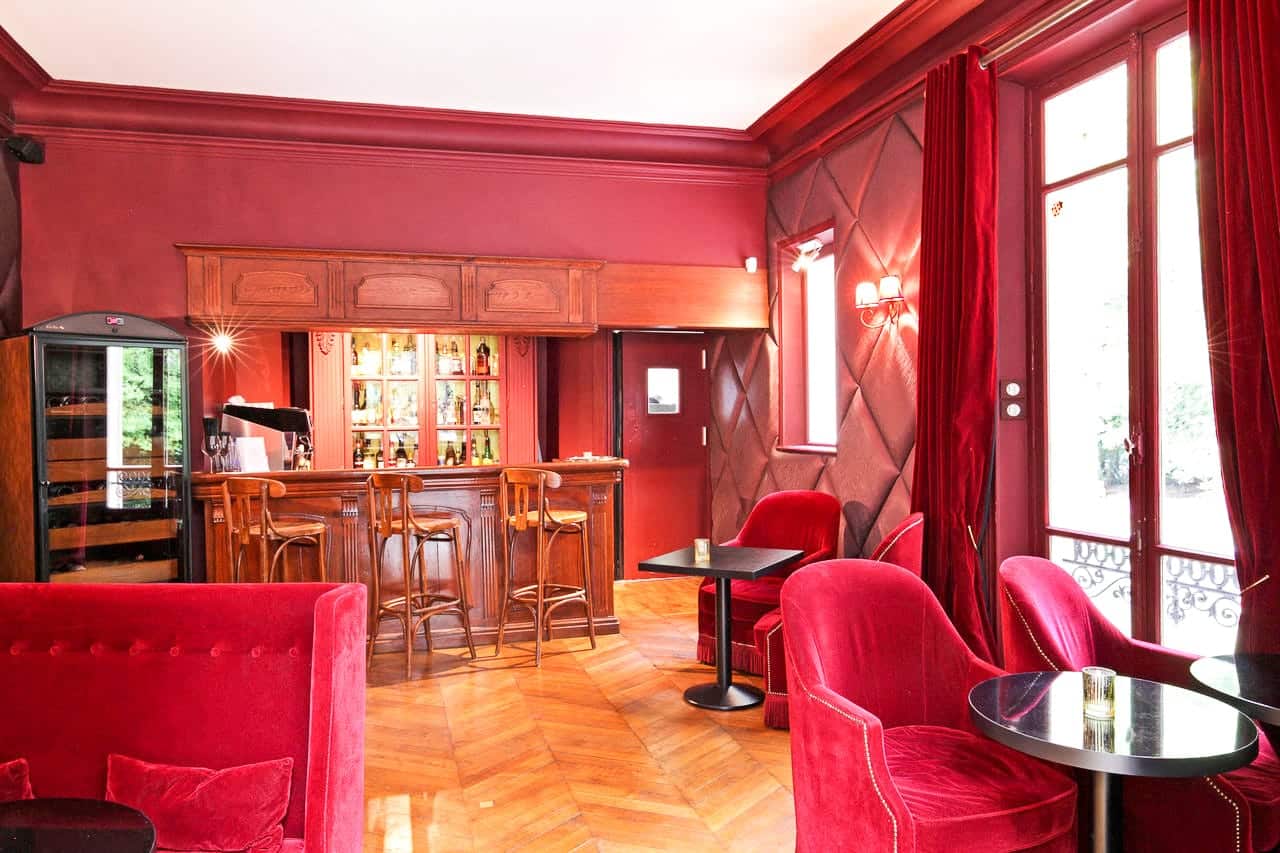 Ambiance romantique d'une suite avec jacuzzi