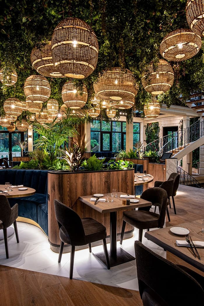 Le restaurant sous la verrière, dans sa bulle végétale