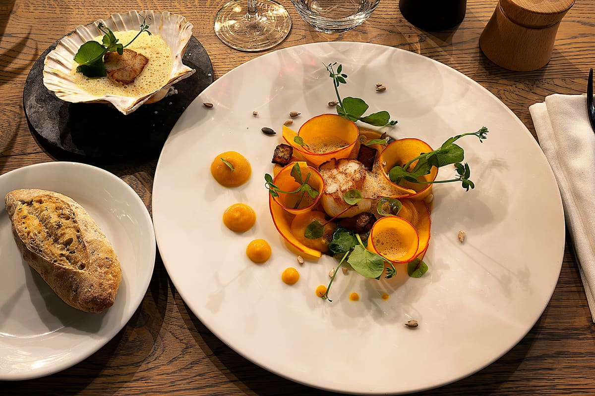 Dressage soigné d’une assiette du restaurant des Jardins d’Epicure