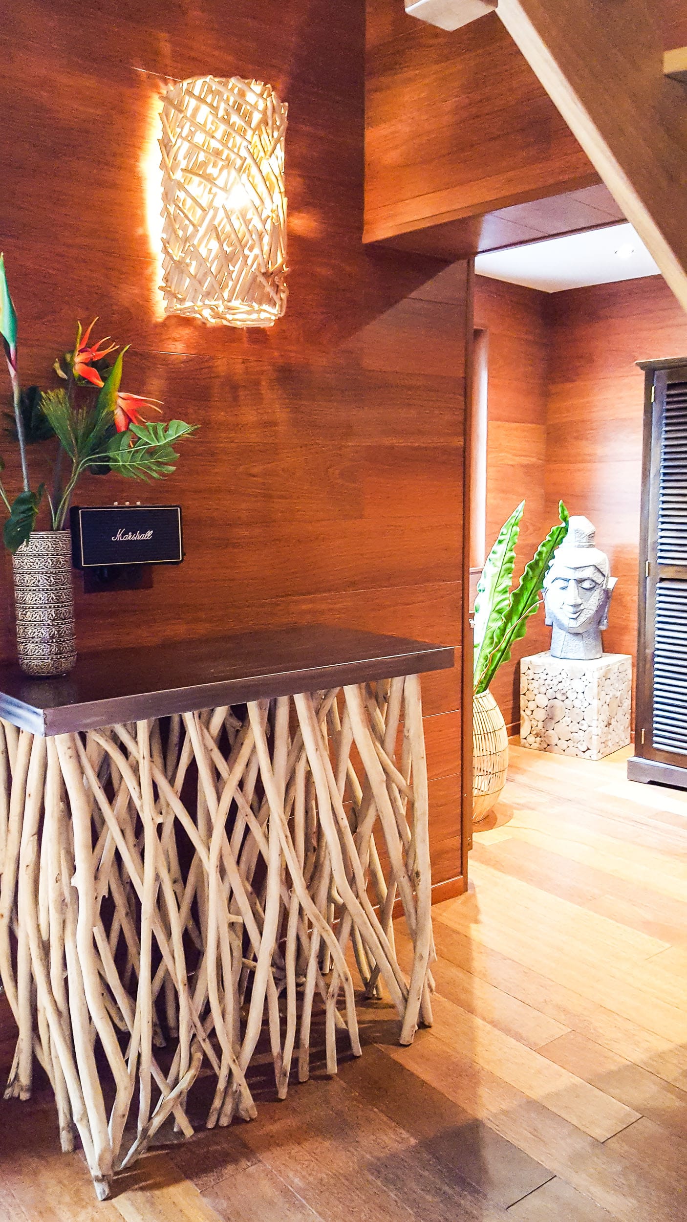 Suite Indonésienne : console en bois flotté, applique en branches et tête sculptée