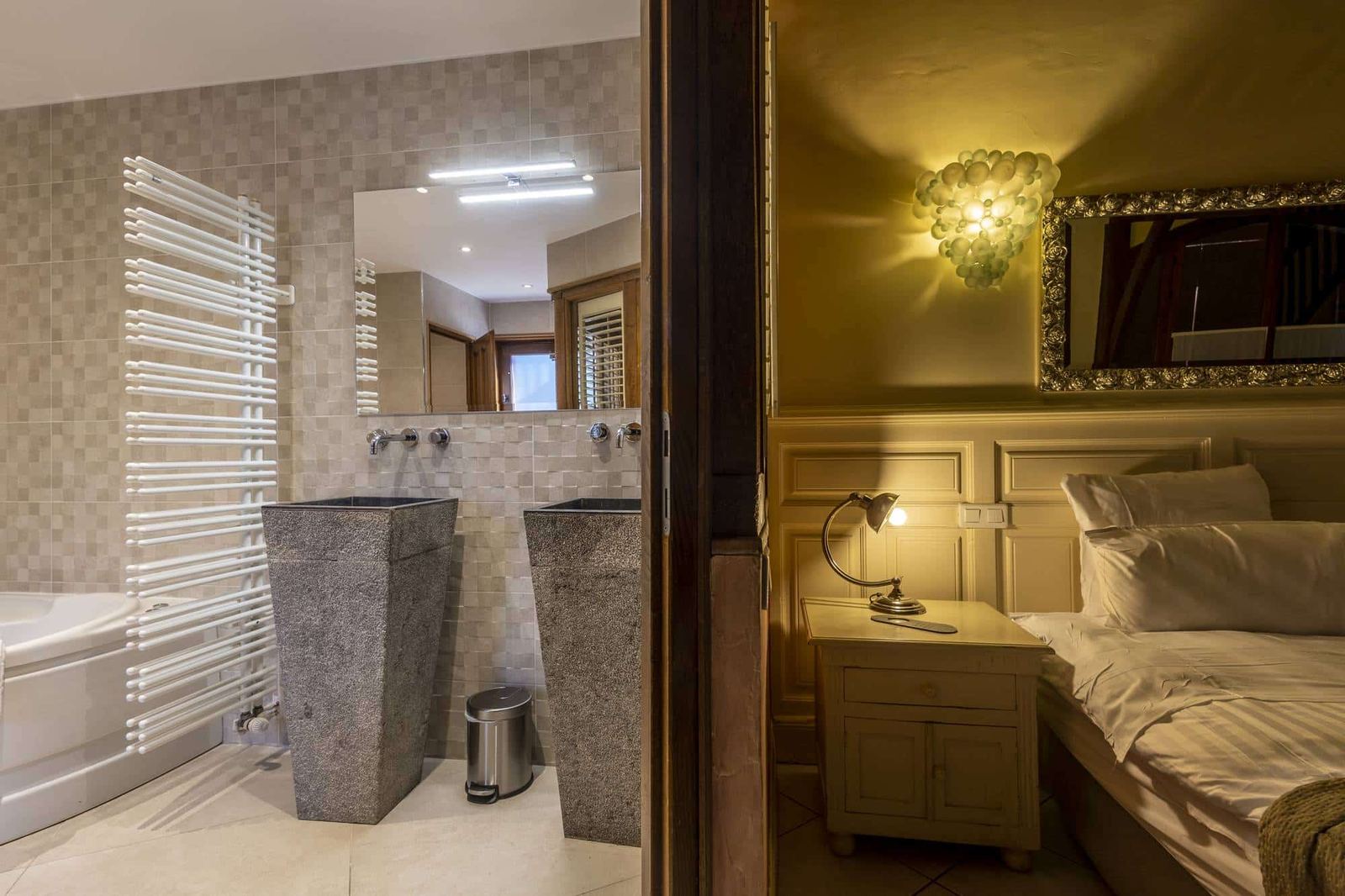 Suite Familiale Licorne : salle de bains aux vasques de pierre et sèche-serviettes, chambre attenante